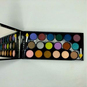 Le Metier de Beaute 18 color eye palette Nice!